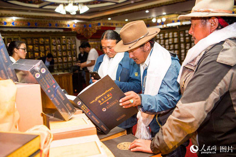 བོད་ཀྱི་གནའ་ཡིག་རྩ་ཆེན"ཕུ་རིའི་ཡིག་ཚང"དཔེ་སྐྲུན་བྱས་པ། 