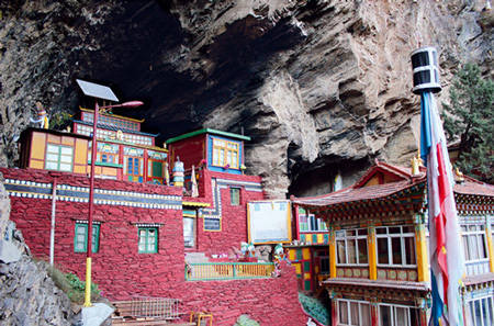 ༄༅།། སློབ་དཔོན་བཻ་རོ་ཙ་ན་རྒྱལ་མོ་ཚ་བ་རོང་དུ་སྤྱུགས་པའི་རྒྱུ་རྐྱེན་ལ་དཔྱད་པ།