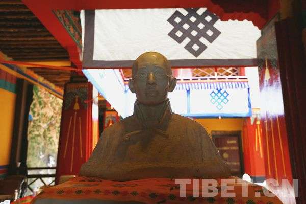 ༄༅།། 《རྒྱལ་ཁམས་རིག་པས་བསྐོར་བའི་གཏམ་རྒྱུད་གསེར་གྱི་ཐང་མ》ཡི་ཁྱད་ཆོས་སྐོར་ལ་ཅུང་ཟད་དཔྱད་པ།
