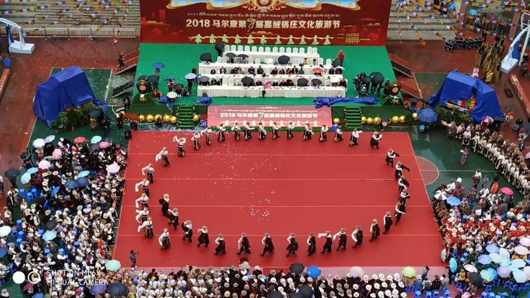 དེ་རིང་སྐོར་བྲོ་ཡི་ཕ་ས་སྨུག་པོ་ནས་གླུ་དང་གར་གྱི་མཛེས་པ་ངོམས།