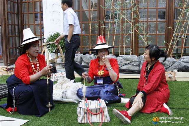 མགོ་ལོག་ཁུལ་གྱིས་ཧྲང་ཧེ་ནས་གཟུགས་འདས་ཤུལ་བཞག་རིག་གནས་འགྲེམ་སྟོན་བྱས།