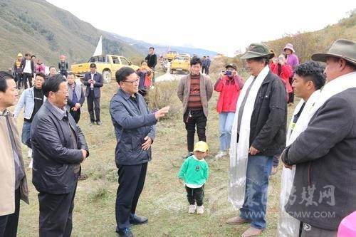 རྡོ་རྗེ་རབ་བརྟན་གྱིས་དཔལ་ཡུལ་རྫོང་གི་ཆུ་བསྐྱིལ་མཚེའུའི་གནོད་གཡོལ་མང་ཚོགས་བཀོད་སྒྲིག་བྱེད་ཡུལ་དུ་འཚམས་འདྲི་གནང་།