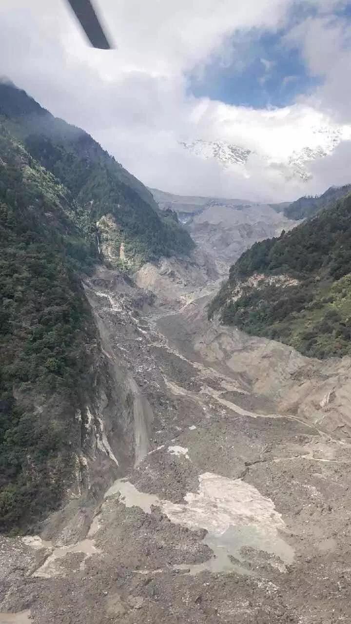 ཡར་ཀླུང་གཙང་པོའི་སྨན་གླིང་རྒྱུད་དུ་རི་ཉིལ་ནས་འཁྱིལ་མཚོ་ཆགས་པ། 