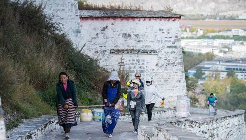 ཕོ་བྲང་པོ་ཏ་ལར་ལོ་རེའི་ཐེངས་རེར་དཀར་རྩི་བྱུག་པའི་ལས་ཀ་འགོ་བརྩམས།