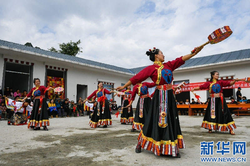 བོད་ལྗོངས་མེ་ཏོག་རྫོང་དམངས་ཁྲོད་སྒྱུ་རྩལ་ཚོགས་པས་གནོད་འཚེ་ཕོག་ཁུལ་མང་ཚོགས་ཚོར་རིག་རྩལ་འཁྲབ་སྟོན་བྱས་པ།