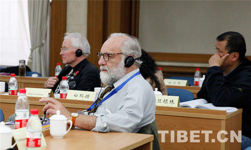 རྒྱལ་ཁབ་མང་པོའི་མཁས་དབང་པེ་ཅིང་དུ་འཛོམས་ནས་ཧི་མ་ལ་ཡའི་ས་ཁོངས་ཞིབ་འཇུག་ལ་གྲོས་བསྡུར་གནང་བ།