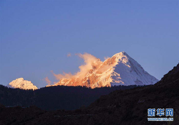 ཉི་འོད་ཁྲོད་ཀྱི་རྒྱ་ལ་བར་གདོང་རི་རྩེ།