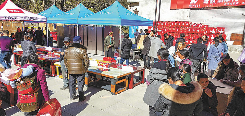 དར་མདོ་གྲོང་ཁྱེར་གྱིས་དབུལ་སྐྱོར་གནད་སྨིན་གྱི་ཁྱིམ་སྤྱོད་གློག་ཆས་གྲོང་གསེབ་ཏུ་བཤམས་ཚོང་བྱེད་པའི་དམངས་ཕན་བྱེད་སྒོ་སྤེལ།