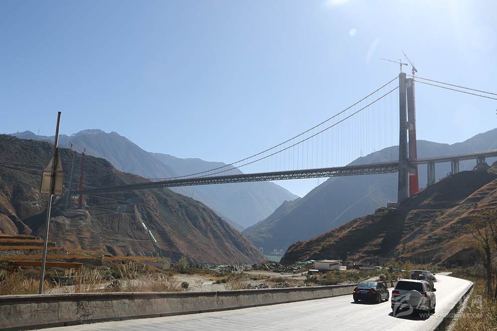 ཁྲོན་བོད་གཞུང་ལམ་ཐོག་གི་ཟམ་ཆེན་དང་པོ་ཁམས་དར་ཟམ་ཆེན།