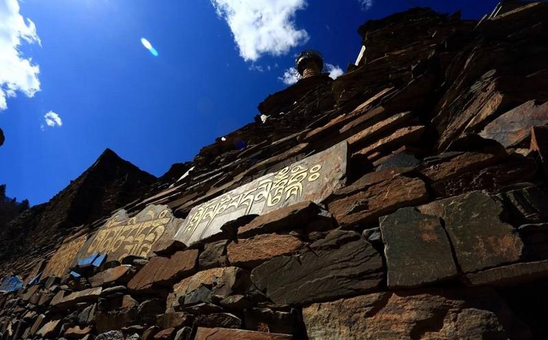 ༄༅།། སྤང་ཐོག་དགོན་པའི་རྡོ་བརྐོས་དང་མཆོད་རྟེན་སྐོར་གླེང་བ།