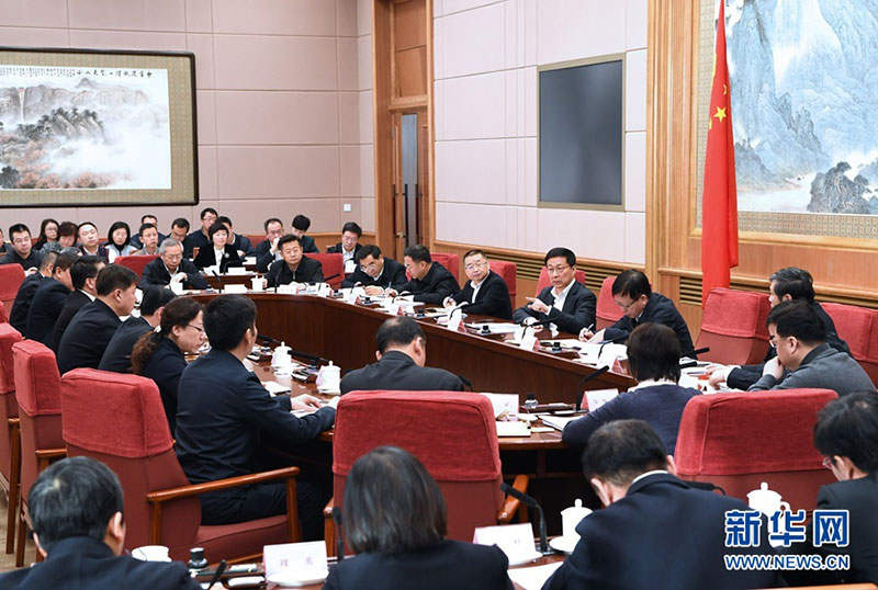 ཧན་ཀྲེང་གིས་སྨན་བཅོལ་འགན་བཅོལ་ཐེབས་རྩའི་བདེ་འཇགས་ལ་ཁག་ཐེག་དང་། ལམ་ལུགས་འདྲ་མཉམ་རྒྱུན་མཐུད་ཡོང་བར་སྐུལ་འདེད་བཏང་སྟེ། མི་དམངས་མང་ཚོགས་ཀྱི་སྨན་བཅོས་འགན་སྲུང་གི་ཆུ་ཚད་ཇེ་མཐོར་གཏོང་དགོས་ཞེས་གསུངས། 