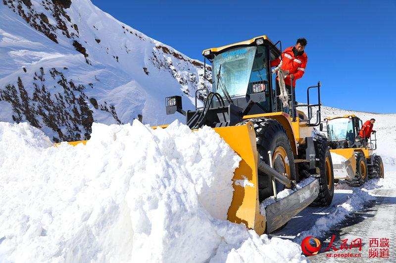 བོད་ལྗོངས་མངའ་རིས་ས་ཁུལ་གྱིས་ཁ་བ་བུ་ཡུག་དང་འཐབ་ནས་རྒྱ་ལམ་565ཡི་པ་ཀྲ་གཞུང་ལམ་དུམ་པོ་ཤར་གཏོང་ཐུབ་པ་བྱས་པ།
