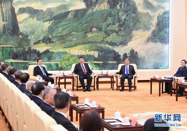 ཞི་ཅིན་ཕིང་གིས་ཏང་ཕྱིའི་མི་སྣ་དང་མཉམ་དུ་ལོ་སར་བསུས།