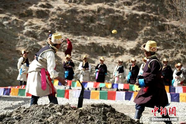 ལོ་གསར་རིང་རྡོ་སྒོར་རྒྱག་པའི་འགྲན་བསྡུར་བྱེད་སྒོ་འཁྲུག