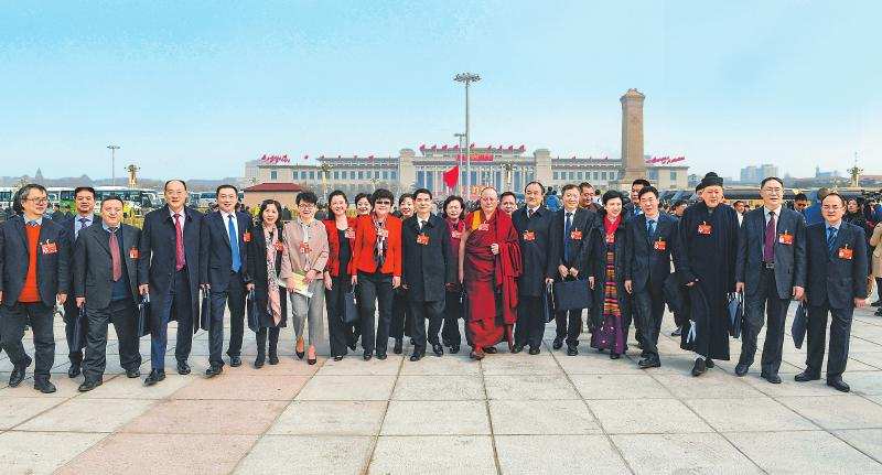 སི་ཁྲོན་གྱི་སྲིད་གྲོས་འཐུས་མི་ཨུ་ཡོན་མི་དམངས་ཚོགས་ཁང་ཆེན་མོའི་ནང་བསྐྱོད་བཞིན་པ། 