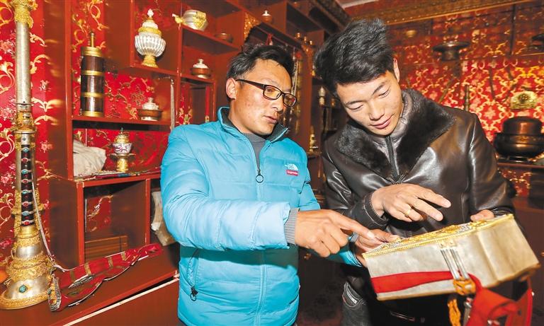 སྲོལ་རྒྱུན་མི་རིགས་ལག་ཤེས་བཟོ་རྩལ་རྒྱུན་འཛིན་བྱས་ནས་དབུལ་གྲོལ་ཕྱུག་འགྱུར་ལམ་དུ་སྐྱོད།