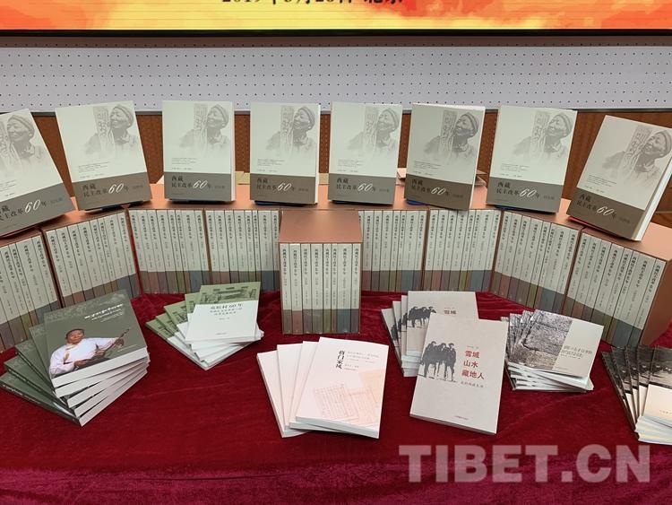 བོད་ལ་དམངས་གཙོའི་བཅོས་སྒྱུར་བཏང་ནས་ལོ་དྲུག་ཅུ་འཁོར་བའི་དཔེ་ཚོགས་འགྲེམས་སྤེལ་དང་རིག་གཞུང་དཔྱད་གླེང་ཚོགས་འདུ་པེ་ཅིང་དུ་སྤེལ་བ།