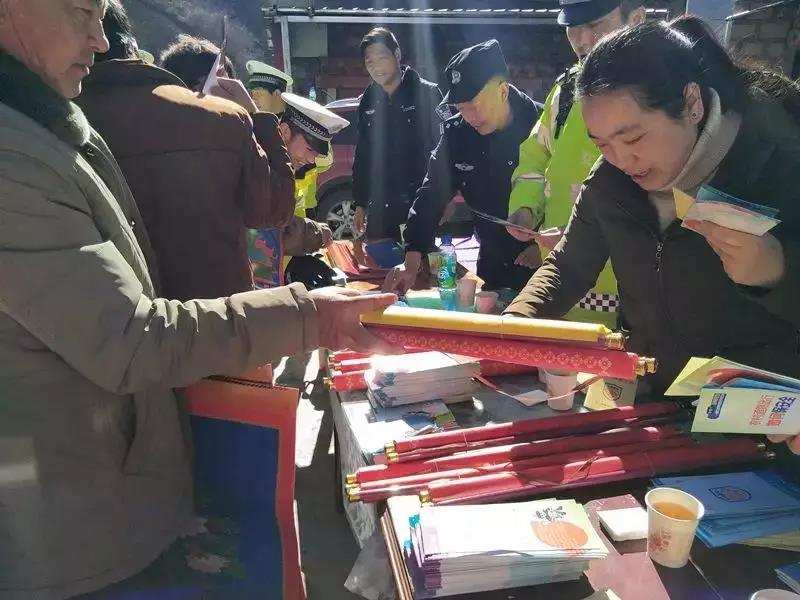 དམངས་སེམས་ལ་རྒྱུས་ལོན་བྱས་ནས་དམངས་ཀྱི་དཀའ་ངལ་ཐག་གཅོད་བྱེད་པ།