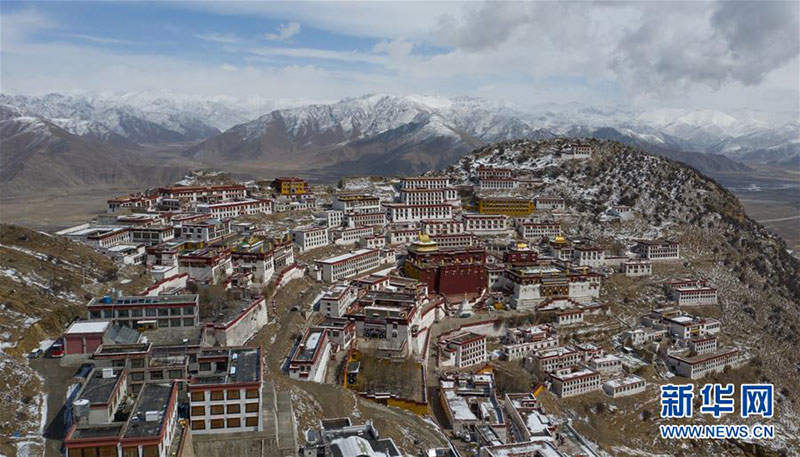ཁ་བས་རྒྱན་པའི་དགའ་ལྡན་དགོན་པར་རྒྱང་མཇལ་བྱེད།