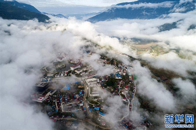 སྤྲིན་པའི་གསེབ་ཏུ་གནས་པའི་མེ་ཏོག་རྫོང་།