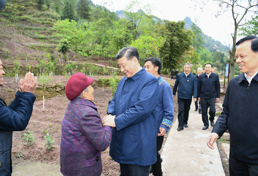 ཞི་ཅིན་ཕིང་གིས་ཁྲུང་ཆིང་དུ་བརྟག་ཞིབ་གནང་བ།