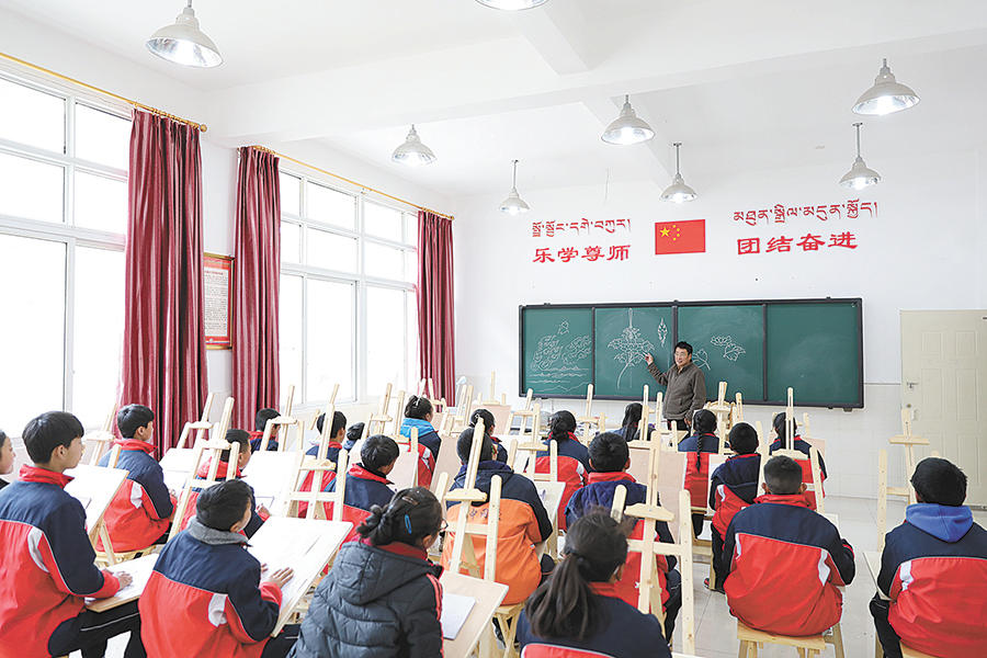 སྡེ་དགེ་རྫོང་རྩོམ་པ་པོ་མཐུན་ཚོགས་ཀྱིས་ས་གནས་རང་ཉིད་ཀྱི་མི་རིགས་རིག་གནས་སློབ་གྲྭའི་ནང་ཁྱབ་སྤེལ་བྱེད།