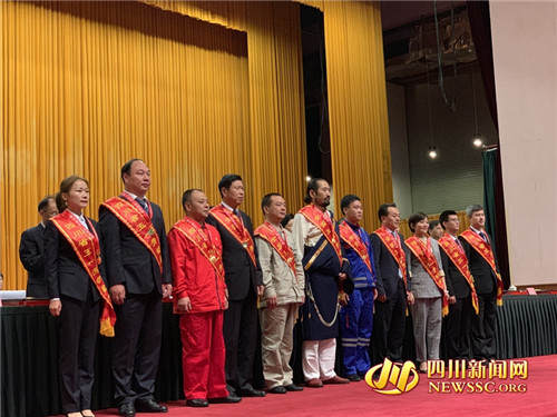 སི་ཁྲོན་ཞིང་ཆེན་གྱིས“ལྔ་གཅིག”རྒྱལ་སྤྱིའི་ངལ་རྩོལ་དུས་ཆེན་བསུ་བའི་གཟེངས་བསྟོད་ཚོགས་ཆེན་འཚོགས་པ་རེད།