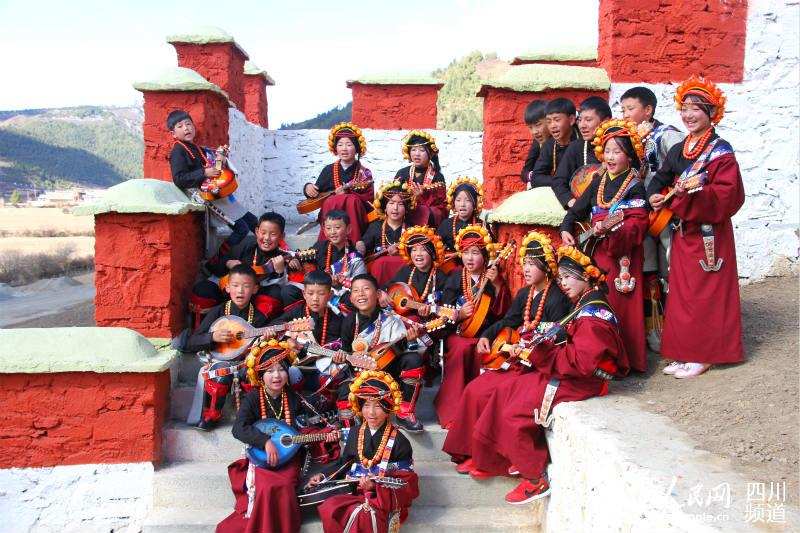 སི་ཁྲོན་ཟུང་ཆུ་རུ་“མཐོ་སྒང་གྲོང་དུ་ཀྲུང་ཧྭའི་འཁྲུངས་སྐར་བསུ། ཟུང་ཆུའི་བུ་ཕྲུག་གིས་རྒྱལ་ཁབ་ལ་བསྟོད”ཅེས་པའི་བྱེད་སྒོ་སྤེལ་བ།