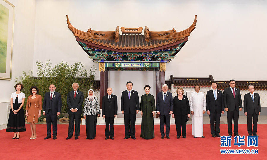 ཞི་ཅིན་ཕིང་དང་ལྕམ་མོ་ཕིན་ལིས་ཡོན་རྣམ་གཉིས་ཀྱིས་ཨེ་ཤ་ཡའི་དཔལ་ཡོན་གྲོས་མོལ་ཚོགས་ཆེན་ལ་ཞུགས་པར་ཡོང་བའི་ཕྱི་རྒྱལ་གྱི་མགྲོན་པོ་རྣམས་ལ་བསུ་མ་བྱས།