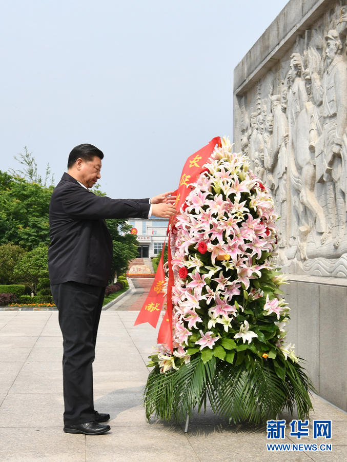 ཞི་ཅིན་ཕིང་གིས་ཀྲུང་དབྱང་དམར་དམག་རྒྱང་སྐྱོད་ཀྱི་དྲན་གསོའི་རྡོ་རིང་ལ་མེ་ཏོག་ཕུལ།