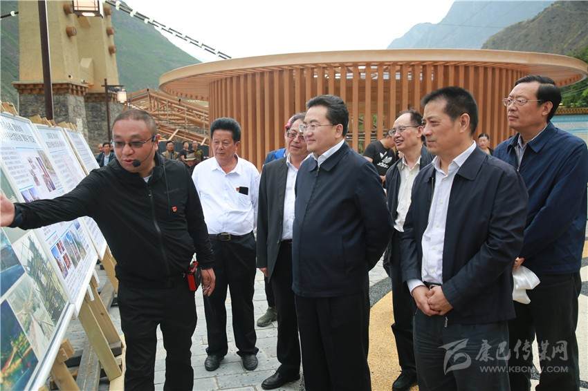  ཏེང་ཞའོ་ཀང་གིས་གཡག་རྔ་གྲོང་ཁྱེར་དང་དཀར་མཛེས་ཁུལ་དུ་རྟོག་ཞིབ་གནང་།