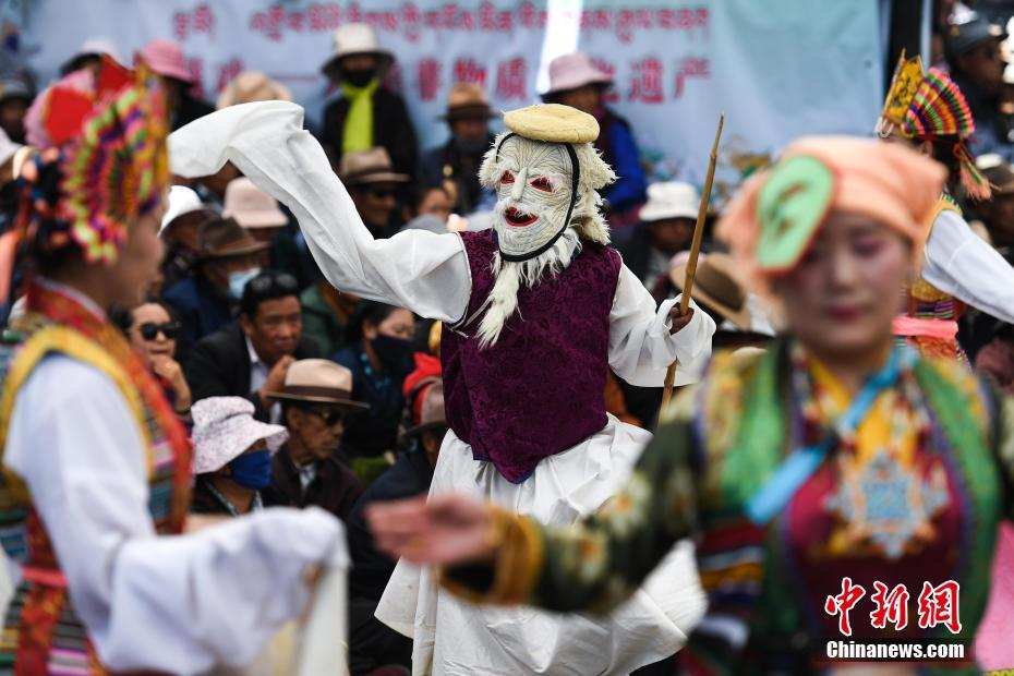 ཕོ་བྲང་པོ་ཏ་ལའི་ཐང་ཆེན་དུ་གནའ་བའི་ཟློས་གར་འཁྲབ་སྟོན་ལ་གཟིགས་པ།