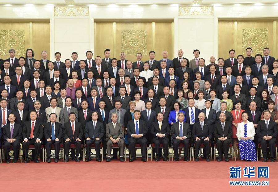 ཞི་ཅིན་ཕིང་གིས་ཕྱིར་སྡོད་ཕྱི་ཁོངས་ཀྲུང་གོ་བའི་འཐུས་མི་དང་མཇལ་འཛོམས་གནང་བ།