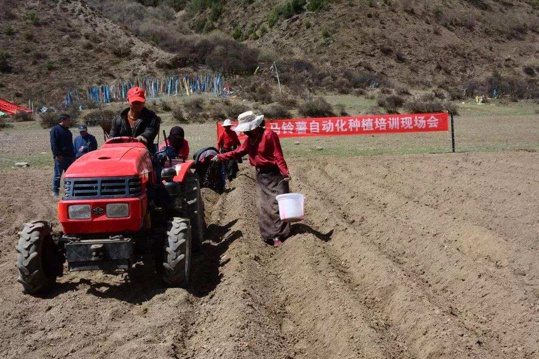 མཐོ་སྒང་ཁྱད་ལྡན་ཐོན་རྫས་ཀྱིས་ཕྱུག་འགྱུར་ལམ་བུ་བཏོད།