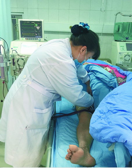 ནད་གཡོག་སྨན་པའི་ལས་རྐང་བརྟན་སྲུང་བྱེད་བཞིན་པའི"ལྷའི་ཕོ་ཉ།"