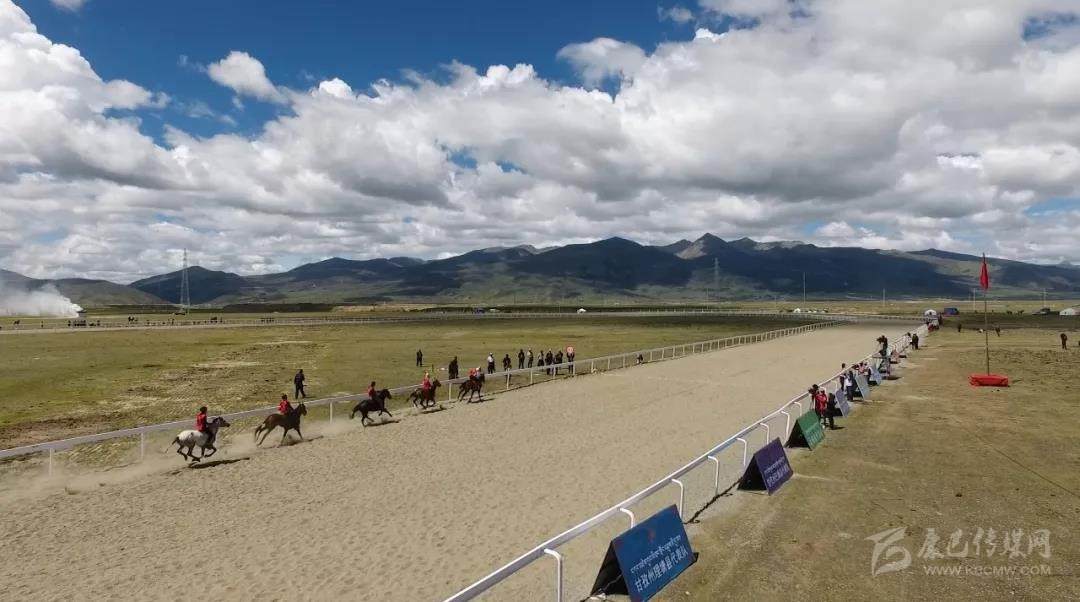 ལི་ཐང་རྫོང་དུ་ལི་ཐང་རྟ་རྒྱུག་ཆེན་མོའི་བྱ་འགུལ་སྤེལ།