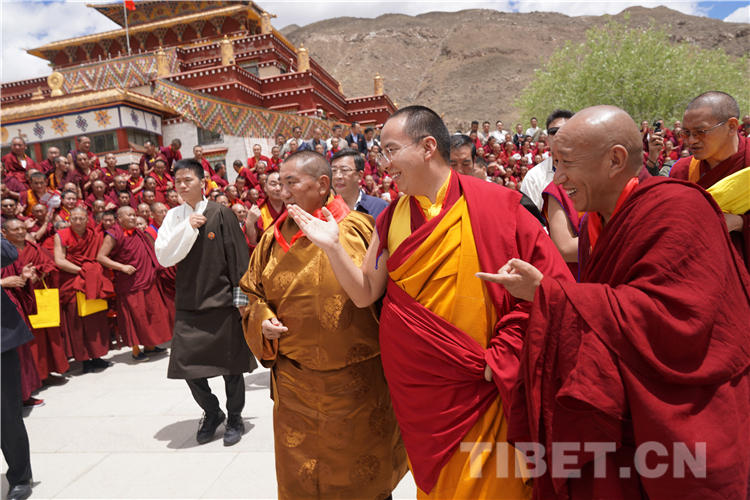 པཎ་ཆེན་སྐུ་ཕྲེང་བཅུ་གཅིག་པ་མཆོག་གིས་བོད་ལྗོངས་ནང་བསྟན་སློབ་གླིང་གི་གྲྭ་བཙུན་ཡོངས་ལ། རང་གི་མིག་འབྲས་ལ་གཅེས་པ་བཞིན་དུ་བསླབ་པ་སློབ་གཉེར་གྱི་གོ་སྐབས་དམ་འཛིན་བྱེད་དགོས་ཞེས་རེ་སྐུལ་གནང་བ།