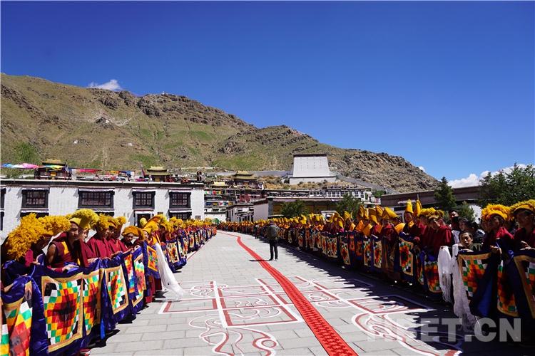 པཎ་ཆེན་སྐུ་ཕྲེང་བཅུ་གཅིག་པ་མཆོག་ཕྱིར་བཀྲ་ཤིས་ལྷུན་པོ་དགོན་དུ་ཕེབས་པར་དད་ལྡན་སེར་སྐྱ་མང་ཚོགས་རྣམས་ཀྱིས་སྤྲོ་སེམས་འཁོལ་བའི་ངང་ནས་ཕེབས་བསུ་རྒྱ་ཆེར་ཞུས།