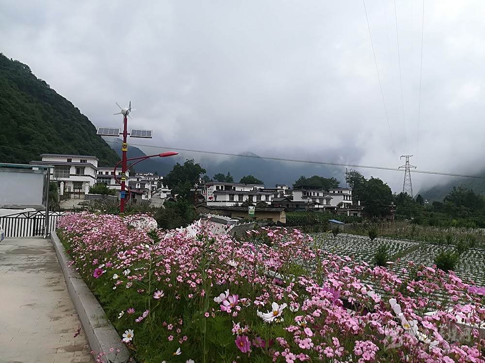 བརྒྱད་ཟིལ་རྫོང་དབེན་པོ་ཡུལ་ཤོག་གིས་ཁྱད་ཆོས་ལྡན་པའི་གྲོང་རྡལ་ཆུང་ཆུང་གསར་སྐྲུན་བྱས།