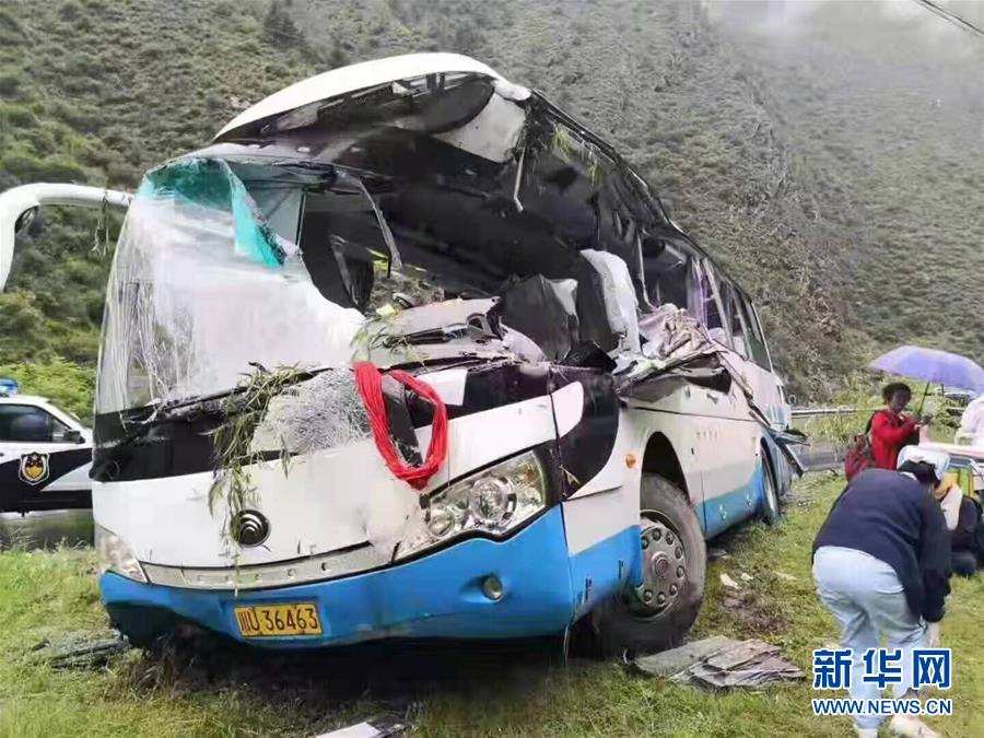རྔ་བ་ཁུལ་གྱི་ཡུལ་སྐོར་འགྲུལ་སྐྱེལ་རླངས་འཁོར་ཆེ་གྲས་ཤིག་ལ་རྦབ་རྡོ་ཕོག་ནས་མི་3རྐྱེན་ལམ་དུ་ཤོར་བ་དང་མི་4གར་སོང་ཆ་མེད་དུ་གྱུར་ཡོད།