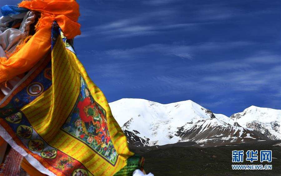 མཚར་སྡུག་གི་ཨ་མྱེས་རྨ་ཆེན།