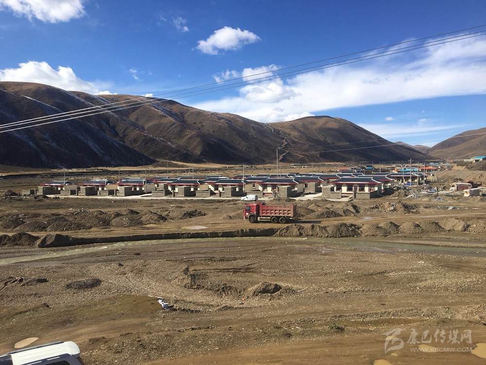 གསེར་ཐར་རྫོང་གི་མང་ཚོགས་དབུལ་ཕོངས་ཁང་གསར་ནང་དུ་སྤོས།