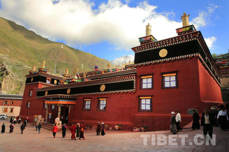 ལོ་ངོ་སུམ་བརྒྱ་རིང་གི་འཛིན་སྐྱོང་སྤེལ་གསུམ། 