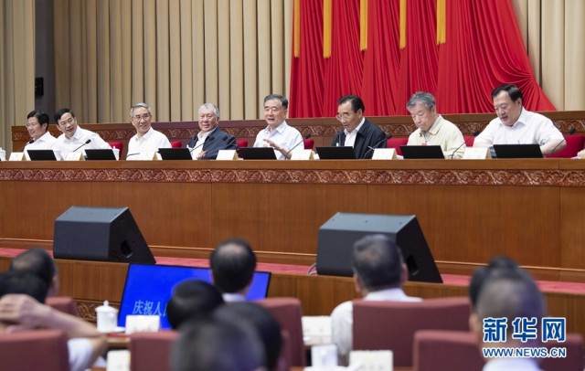 ཝང་དབྱང་མི་དམངས་སྲིད་གྲོས་བཙུགས་ནས་ལོ་འཁོར་བདུན་ཅུ་ལོན་པར་རྟེན་འབྲེལ་ཞུ་བའི་གཞུང་ལུགས་ཞིབ་སྡུར་གྲོས་ཚོགས་ལ་ཞུགས།