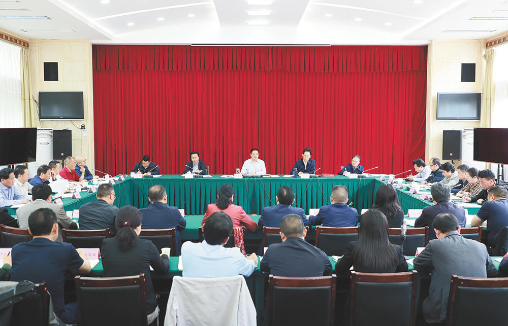 རང་ཁུལ་གྱིས་གཉིས་བཀུར་ལས་ཀའི་འགོ་ཁྲིད་ཚོ་ཆུང་གི་གྲོས་ཚོགས་འཚོགས།