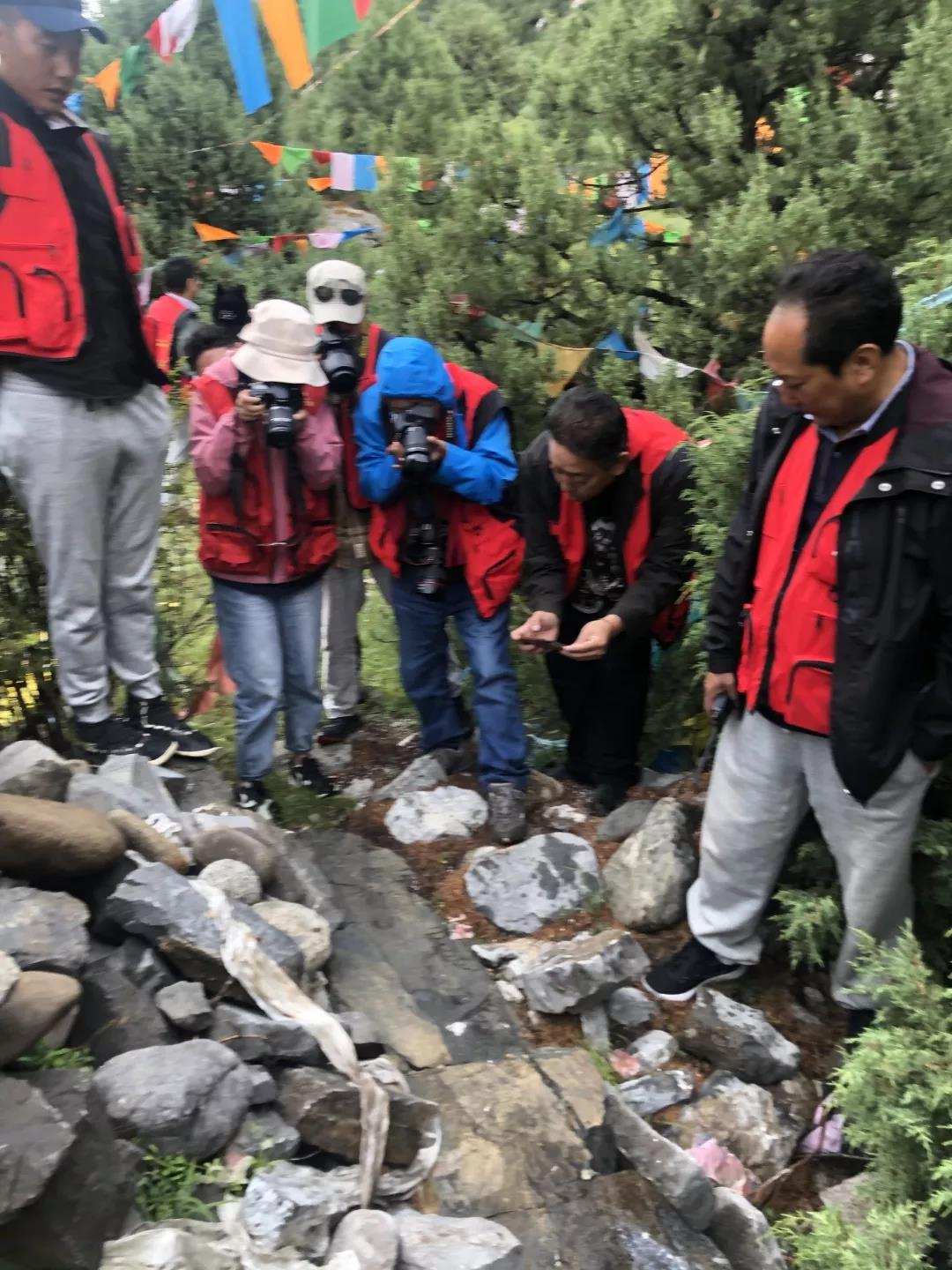 གེ་སར་ཆེད་མཁས་པ་ཚོས་འབྲུ་སྒ་སྡེའི་རྗེས་ཤུལ་བཙལ་བ།