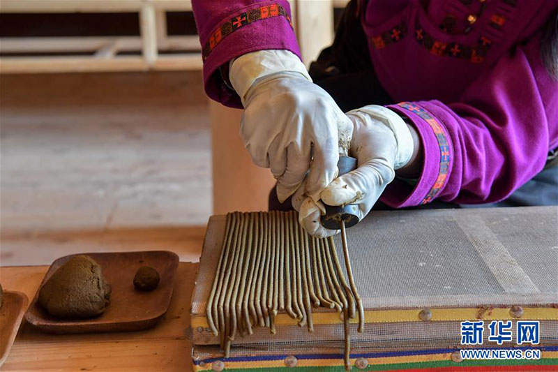 བོད་སྤོས་བཟོ་མཁན་ན་གཞོན་རྒྱུན་འཛིན་པ།