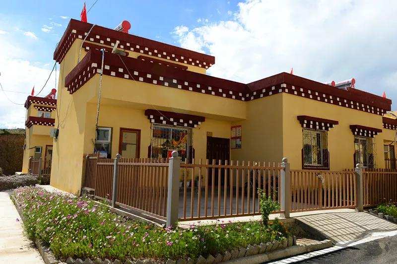 གནས་འདིའི་དབུལ་ཕོངས་དུད་ཁྱིམ་རྣམས་གཞལ་ཡས་ཁང་དུ་གནས་སྤར་འདུག