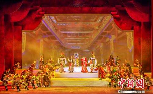 བོད་ཀྱི་ལོ་རྒྱུས་གར་སྟེགས་ཟློས་གར《གྱིམ་ཤིང་ཀོང་ཇོ》ལྷ་ས་སྐྱིད་ཆུའི་འགྲམ་དུ་འཁྲབ་སྟོན་ཐེངས་དང་པོ་བྱས་པ།
