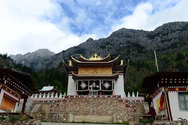 མ་འོངས་པའི་ཡུལ་སྐོར་ལྟེ་གནས་ཏེ། མཛོད་དགེའི་བྲག་དཀར།